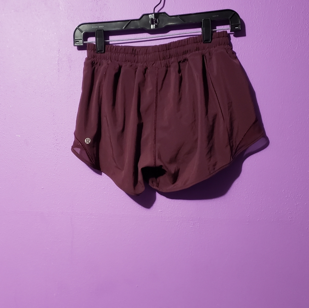 Lululemon Hotty hot shorts 4" long size 6